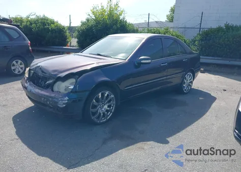 2003 Mercedes-Benz C 240 z USA, uszkodzony, nr VIN WDBRF61J73F394659